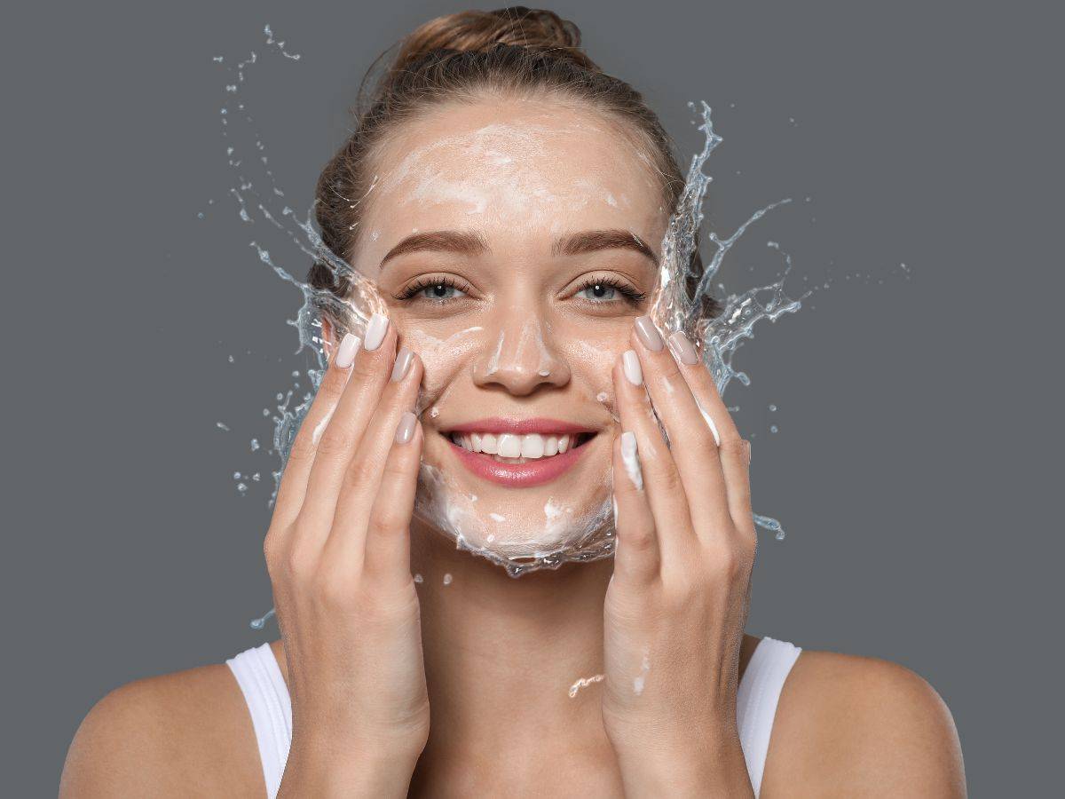 Featured image for article: Κάθε πότε πρέπει να γίνεται ο καθαρισμός προσώπου